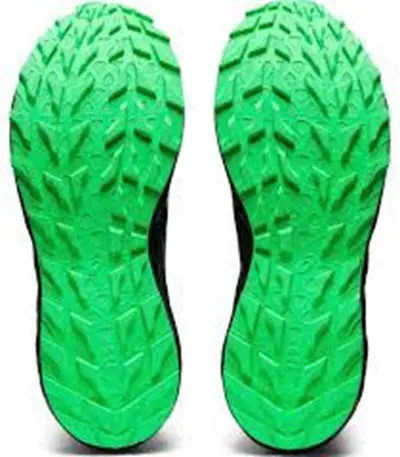 Por otro lado estas zapatillas tienen un nuevo diseño de horma para un ajuste más seguro en la zona del mediopie y del talón, así como una puntera más holgada con mayor durabilidad
Por último también debo mencionar que las Asics Gel poseen costuras sintéticas de los revestimientos, mientras que la plantilla Ortholite favorece la máxima comodidad en el usuario en superficies de montaña y para cualquier distancia: desde la 10k hasta un maratón.